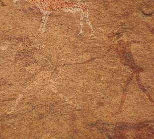 Felszeichnungen (links die White Lady)