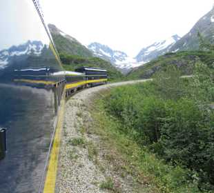 Mit der Train in der Natur Alaskas