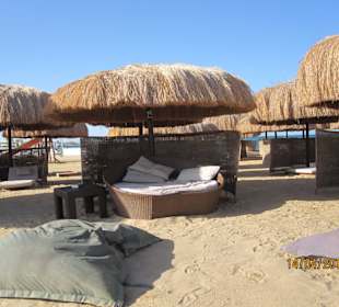 Strand an der Marina