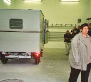 Barkas mit den Häftlingszellen von außen