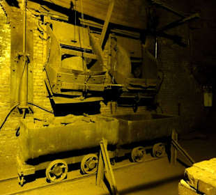 Loren unter einem Schacht für das abgebaute Erz