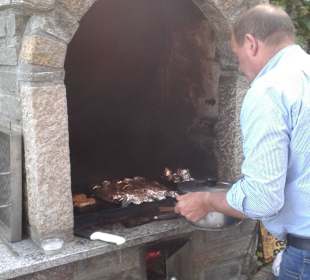Erich am Steinofen beim Grillen der Forellen
