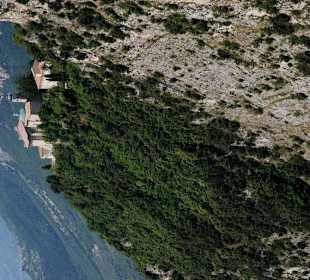 Blick vom Aussichtspunkt auf die Kirche