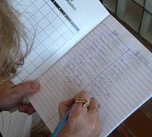 Iris trägt sich ins Gästebuch ein