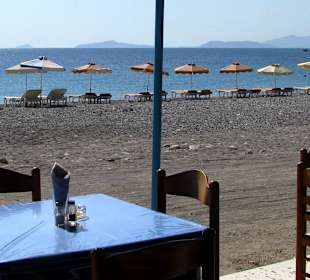 Direkt am Meer in der Bucht von Kamari (Hafen)