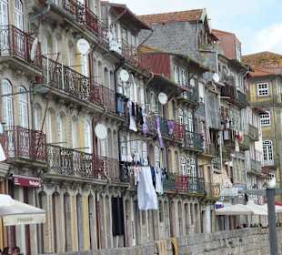 Häuserfront im Hafenviertel