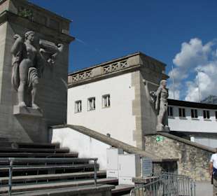 Stadion mit Denkmal für Olympia 1936