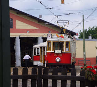 Nostalgie-Straßenbahn bereit zur Ausfahrt