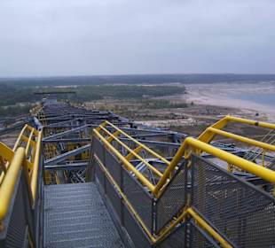 Blick von ganz oben über die Brücke