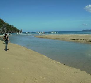 Der Fluß durchschneidet den Sandstrand