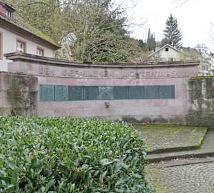 Gefallenendenkmal vor dem Kloster Lichtenthal