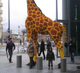 Giraffe vor dem Eingang ins Legoland
