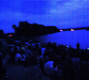 Am Ufer entlang Menschenmassen pur