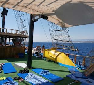 Wasserrutsche im Schiff (direkt Rutschen ins Meer)