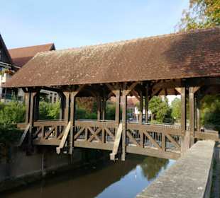 Am Japangarten eine Holzbrücke über die Metter