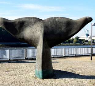 Bronze-Plastik einer Wal-Fluke