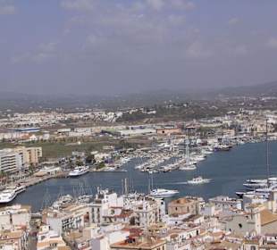 Teilansicht Eivissa mit Hafen