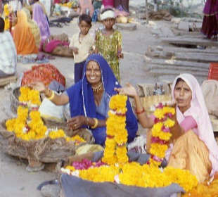 Markttag im Dorf SADRI