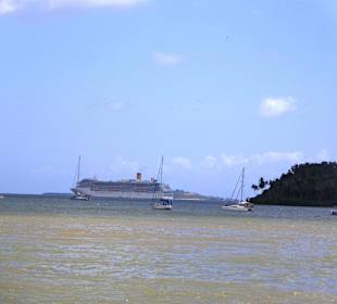 Kreuzfahrtschiff im Hafen