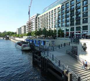 Eingang an der Spree