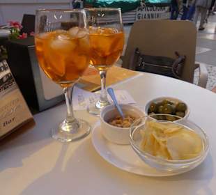 Aperol Spritz und Knabberschale