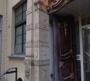 Detailaufnahme links des Renaissanceportals