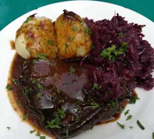 Rinderbraten mit Knödel und Rotkraut