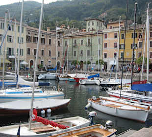 Boote vor bunter Kulisse