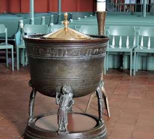 Das Taufbecken der Peter-und-Paul-Kirche