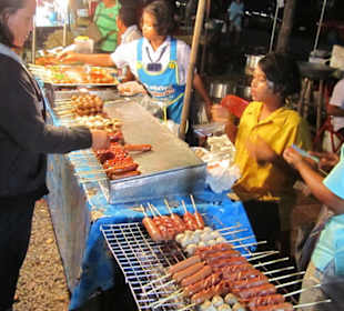 Der Bangtao Nacht-Markt mit Angeboten 005