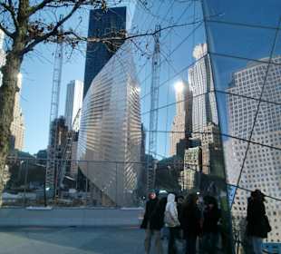 Spiegelung an dem Gebäude des Museums