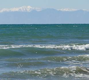 Meer und Schneegipfel