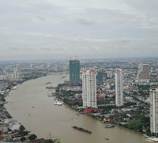 Die Skyline von Bangkok am Chao Phraya 