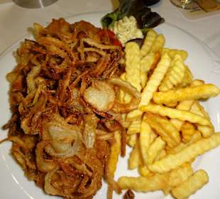 "Brauhaus-Schnitzel" mit Röstzwiebeln