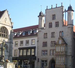 Rechts das Tempelhaus