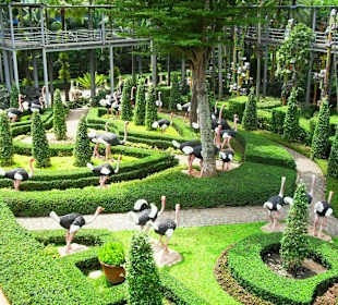 Garden mit Plastiktieren