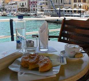 Frühstück am Hafen