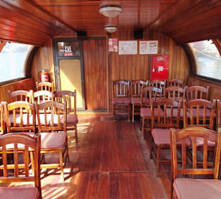 Blick in den Innenraum der Brückentour-Boote