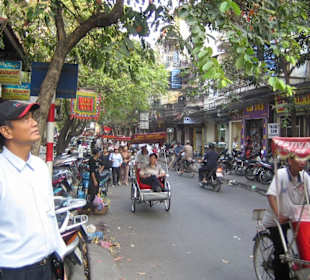 Straßenbild im belebten Hanoi.