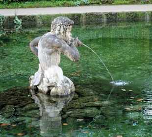 Skulptur im Wasserbecken