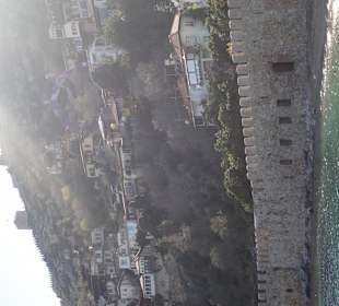Blick vom Hafen auf die Burg