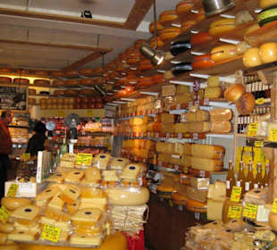 Innenansicht mit der riesigen Käseauswahl