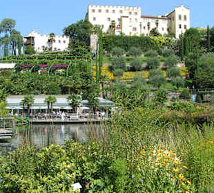 Blick auf über den See zum Schloss