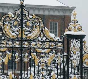 Kensington Palace Gate innevato