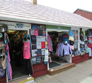 Unterwegs auf Holzstegen in der Creek Street