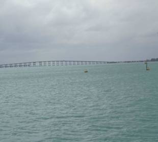 Brücke zu einer der kleineren Inseln