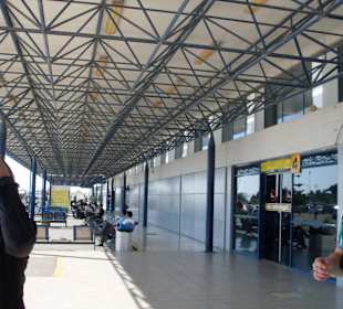 Flughafen von außen