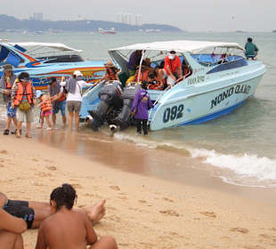 Speedboote kommen und fahren ab