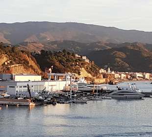 Blick vom Schiff auf den Hafen Savona