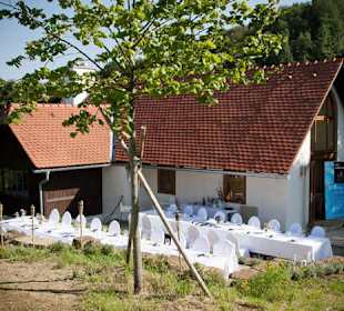 Hochzeitstafel im Freien am Weingut Kranachberg